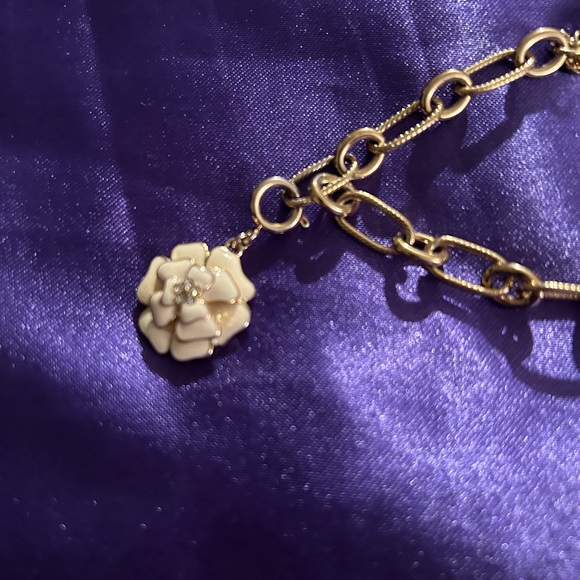 VTG Enamel flower and gold tone toggle clasp bracelet. Quite pretty!! - Picture 5 of 6